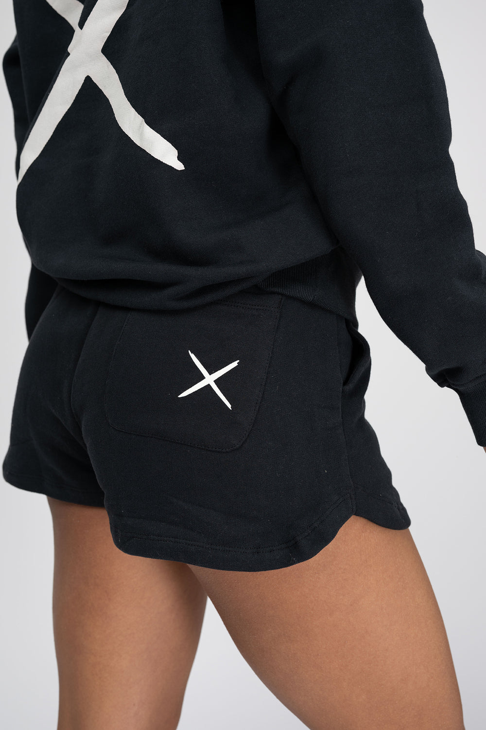 El Lugar Woman Short – Black